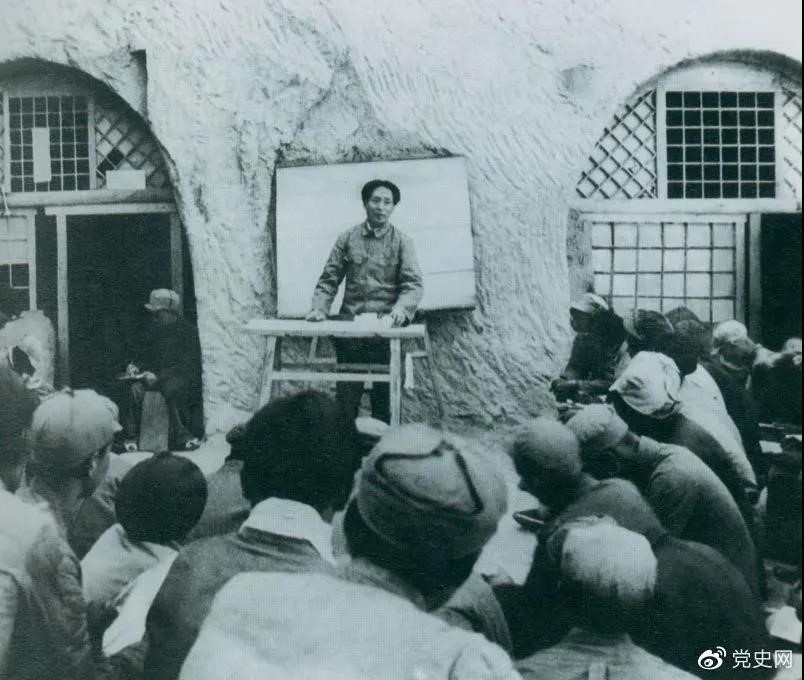 1938年4月,毛泽东在鲁迅艺术学院讲演。