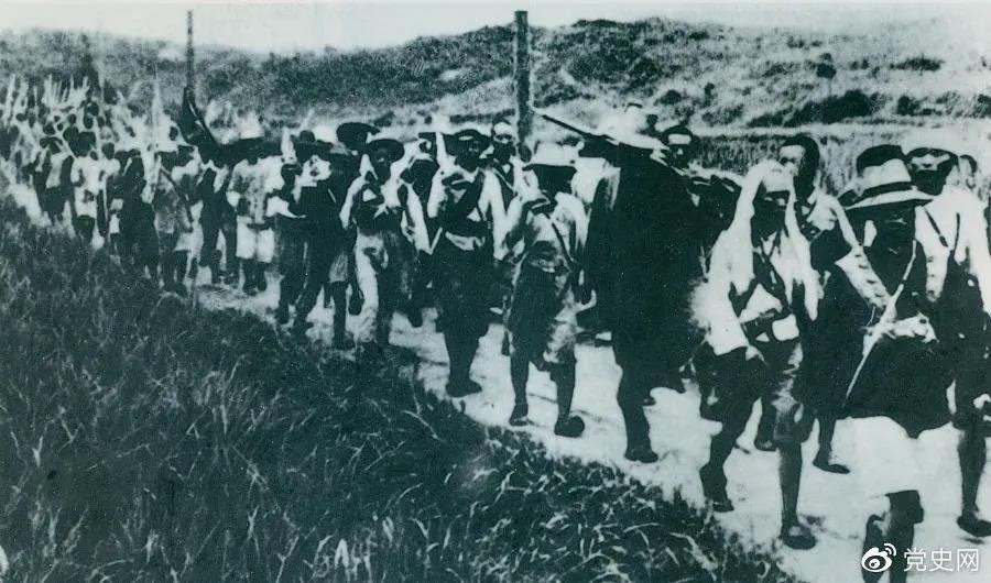 1931年5月16日至31日,红一方面军在毛泽东、朱德指挥下,连续打了5个胜仗,歼敌3万余人,缴枪2万余支,打退了国民党军队的第二次“围剿”。图为行军中的红军。
