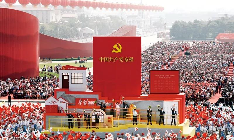 2019年10月1日上午,庆祝中华人民共和国成立70周年大会在北京天安门广场隆重举行。这是群众游行中的“从严治党”方阵。新华社记者 兰红光/摄